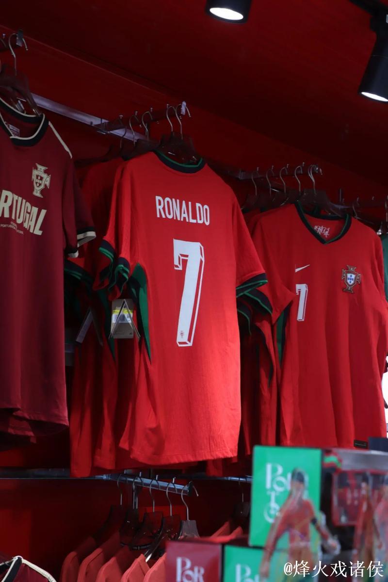 C罗球衣拍出513万元创历史纪录，梅西球衣成交价达451万